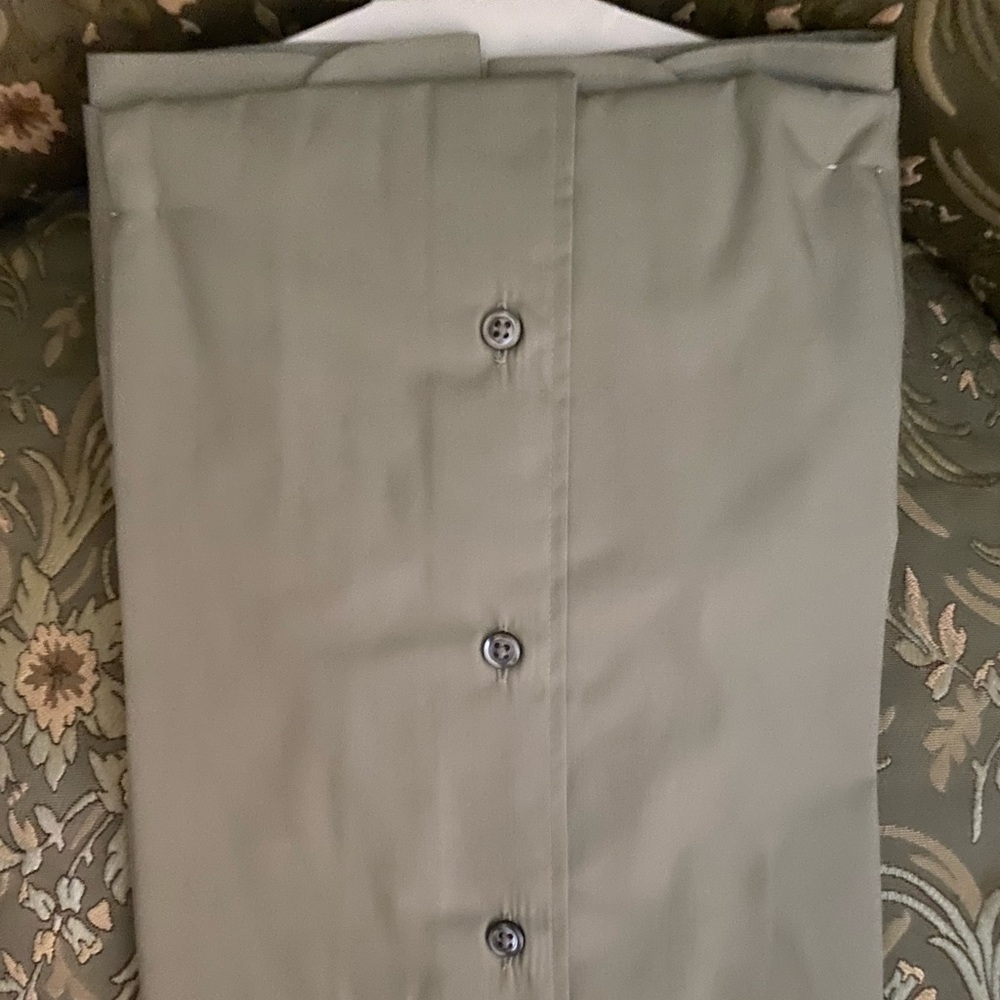 Izod Men’s Dress Shirt - Picture 3 of 4